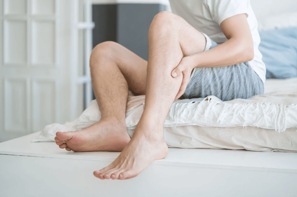 Man leg pain bed